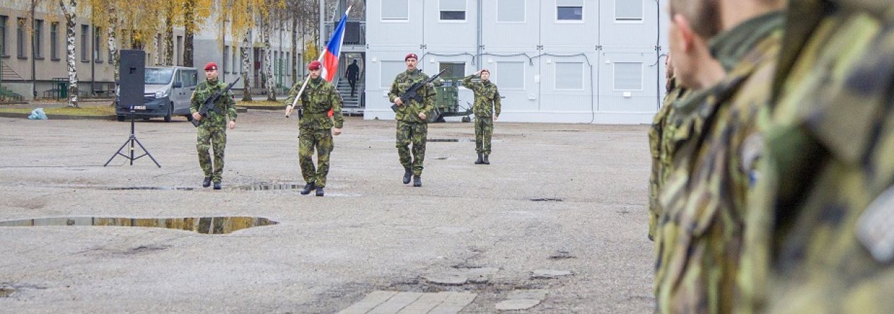 01_prineseni_statni_vlajky_na_slavnostni_nastup.jpg