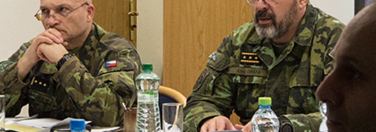 general-opata-debatuje-na-aktualni-temata-o-armade-s-veliteli-praporu-4-brigady-rychleho-nasazeni_3.jpg