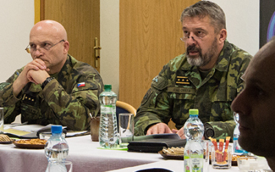 general-opata-debatuje-na-aktualni-temata-o-armade-s-veliteli-praporu-4-brigady-rychleho-nasazeni_3.jpg