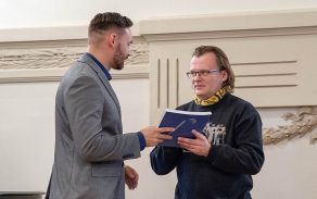 3._npor._michal_olbert_pri_prebirani_oceneni.jpg
